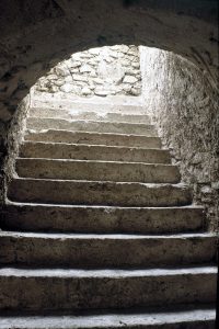 Escalier menant au souterrain de la maison des Templiers à Gonesse