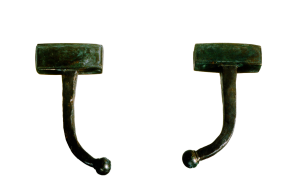 Clavettes d'essieux en bronze et en fer de la nécropole de Bouqueval