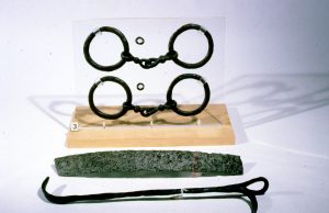 Mors de bridon (fer), fragment de bandage de roue et élément de crémaillère (fer) de la nécropole de Bouqueval