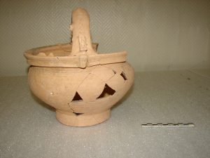 Seau à eau bénite en céramique