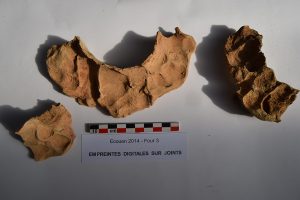 Empreintes du potier sur des joints de tubulure de l'officine de potier d'Ecouen/Saint Brice